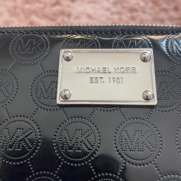 MICHAEL KORS Patent Leather, Black Zip Round Wallet - Picture 3 of 4